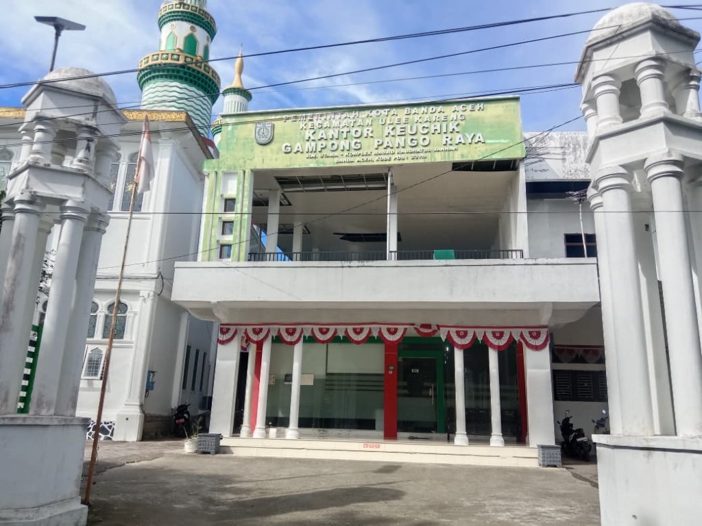 Kantor Keuchik Gampong Pango Raya menjadi pusat pelayanan administrasi bagi masyarakat setempat. 