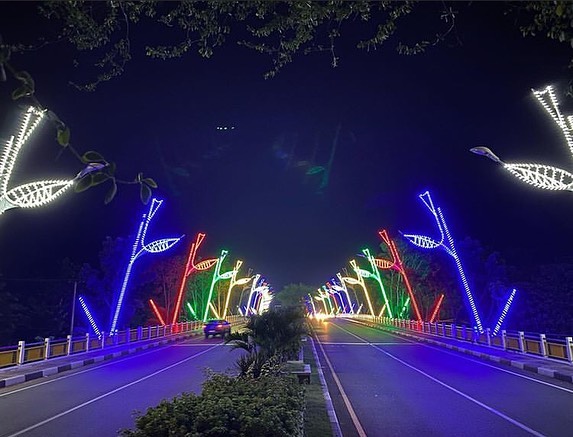 Suasana malam hari di Jembatan Pango dengan lampu warna-warni yang menghiasi sepanjang jalan