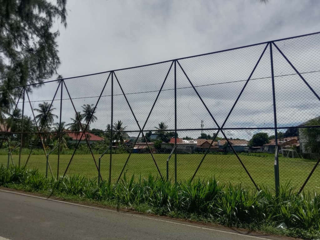 Lapangan bola Pango Raya menjadi tempat favorit warga buat olahraga dan kumpul santai saat sore hari
